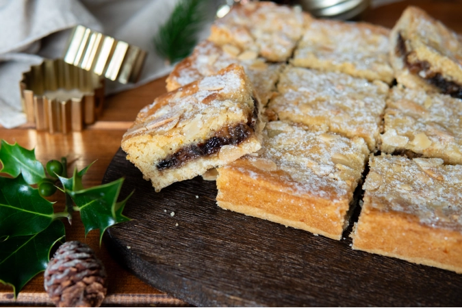 Cakesmiths Mince Pie Bakewell Traybake 15 Portion