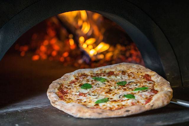 Margherita Sourdough Pizza (Tomato & Mozzarella)